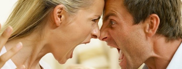 Skurile Dating Arten verdeutlicht anhand von Mann und Frau die sich Kopf an Kopf anschreien