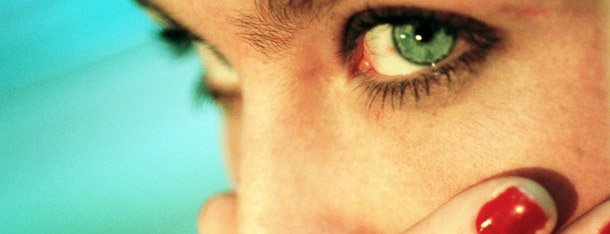 Wie Facebook der Liebe schadet: Frau hat alles im Blick