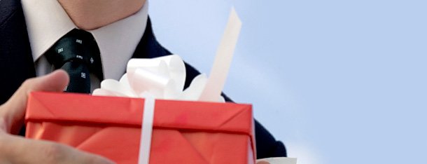 Hochzeit Geschenke: Ein Geschenk in rotem Papier