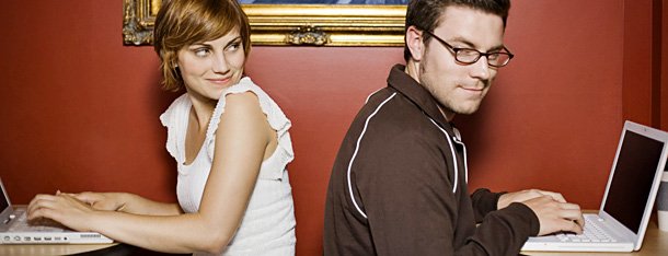 Gründe Online Dating: Mann und Frau am Laptop Rücken an Rücken