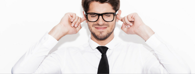 Flirten durchs haar streichen