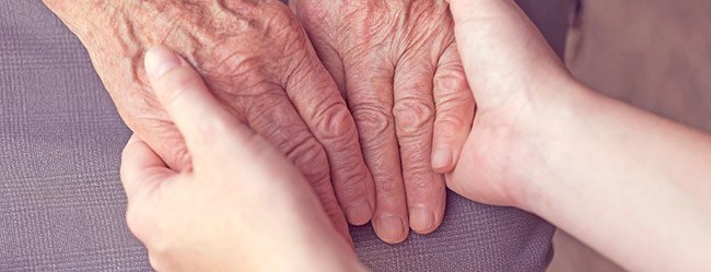 Beziehungsstress hinterfragen symbolisiert durch alte und junge Hänge