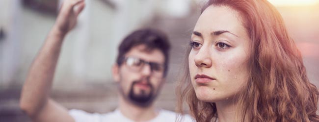 Mann flirtet und ignoriert