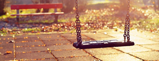 Kinderlos symbolisch durch eine unbesetzte Kinderschaukel dargestellt
