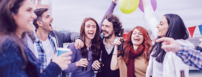 Frau ist mit 30 noch Single und am Feiern mit Freunden