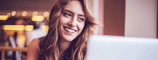 Partnersuche im Internet: Frau am Laptop