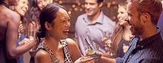 Mann und Frau lernen sich auf Party mit den richtigen Smalltalk Fragen kennen