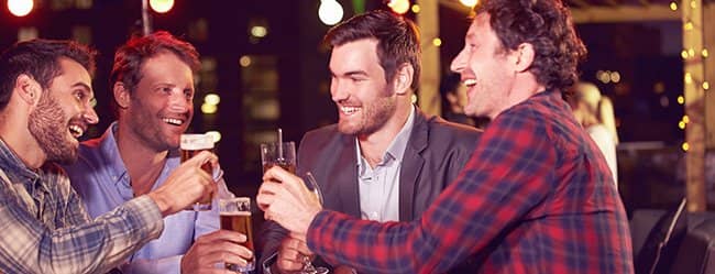Vier verschiedene Männertypen stossen zusammen mit Bier an