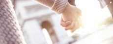 Frau und Mann halten Händchen als Symbol für Unterschied zwischen Männer und Frauen