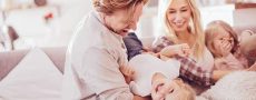 Zusammenbleiben wegen Kind: Eltern und zwei Kinder spielen gemeinsam