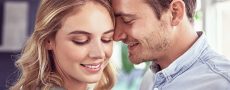 Mann will lieber irgendeine als keine und lehnt sein Kopf an das Gesicht seiner Date-Partnerin an