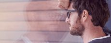 Mann lehnt verzweifelt mit Stirn an der Fensterscheibe und denkt über die Ängste in einer Beziehung nach