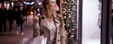 Weihnachten alleine? Frau genießt Weihnachtsbummel in der Stadt