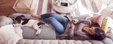 Single-Frau entspannt auf dem Sofa
