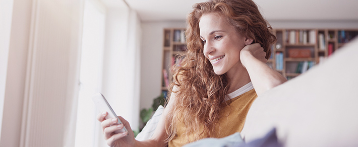 Frau hat ein Video-Date bei ElitePartner