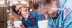 Mann und Frau lachen gemeinsam im Café beim Slow Dating