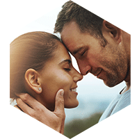 Pärchen schaut sich an, hat sich bei ElitePartner kennengelernt