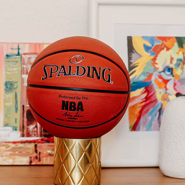In Jennys Wohnung finden sich viele spannende Dinge, die eine Geschichte erzählen. Eines davon: ein signierter Basketball.
