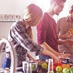 Partner kann auf gemeinsamer Kochparty nicht mit Freunden und steht als Außenseiter am Küchenblock