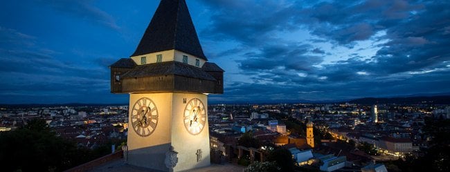 Vogelperspektive von Graz bei Nacht als Motivation um Singles in Graz kennenzulernen