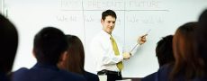 Lehrer in Vorlesung an Tafel symbolisch für Grund einen Lehrer zu daten