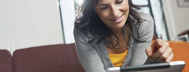 Frau am Tablet kennt die Tipps für den richtigen Umgang mit Ex und Date auf Facebook