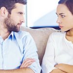 Paar erkennt störendes Verhalten in deren Beziehung und sitzt sich wütend gegenüber