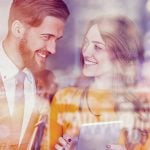 Angestellte schaut ihrem Chef tief in die Augen, weil sie verliebt in ihren Chef ist