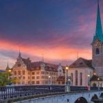 Panorama von Zürich im Sonnenuntergang als Motivation Singles in Zürich kennenzulernen