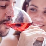 Mann und Frau bei Weinverkostung auf Single Event
