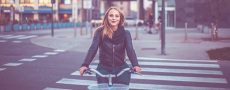 Single-Frau auf ihrem Fahrrad in der Stadt zum Neuanfang nach Trennung