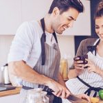 Frau macht Ihrem Mann die passenden Komplimente beim Kochen