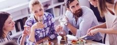 Drei Frauen und ein Mann am Tisch signalisiert Eifersucht unter Freundinnen