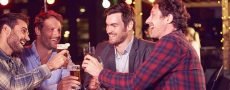 Vier verschiedene Männertypen stossen zusammen mit Bier an