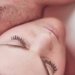 Sex-Talk: Mann küsst Frau am Hals und denkt über Sex-Talk nach