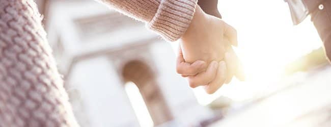 Frau und Mann halten Händchen als Symbol für Unterschied zwischen Männer und Frauen