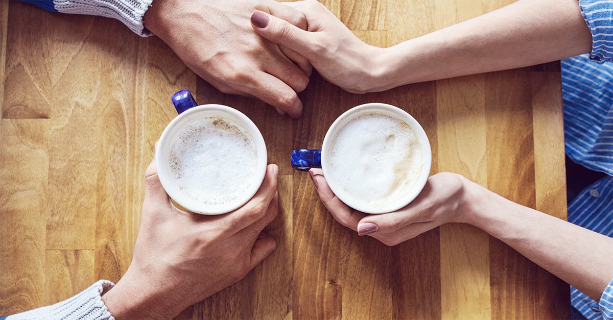 Bei einem Kaffee fragen sich zwei: "Beziehung ja oder nein?"