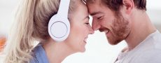 Stirn an Stirn gelehnt und glücklich ist Frau, dass Sie einen Partner gefunden hat