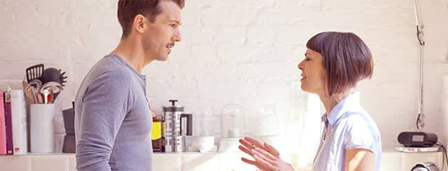 Diskussion zwischen Frau und Mann signalisiert Beziehungsprobleme