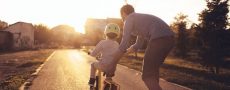 Alpha-Softie: Mann bringt Jungen Fahrradfahren bei