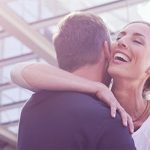 Mann und Frau gelingt die perfekte Begrüßung beim ersten Date