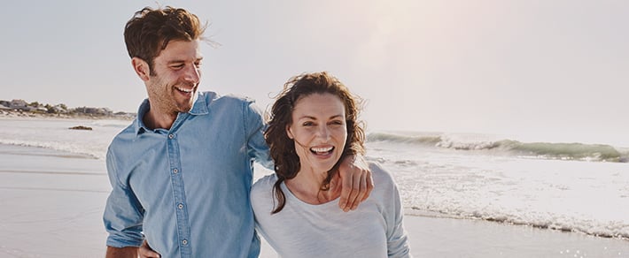 Pärchen am Strand hat die Partnersuche ab 50 beendet