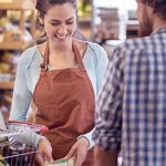 Schüchterne Männer beim Einkaufen im Supermarkt