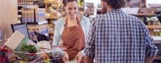 Schüchterne Männer beim Einkaufen im Supermarkt