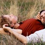 Mann Frau liegen im Gras sind dabei sich neu zu verlieben