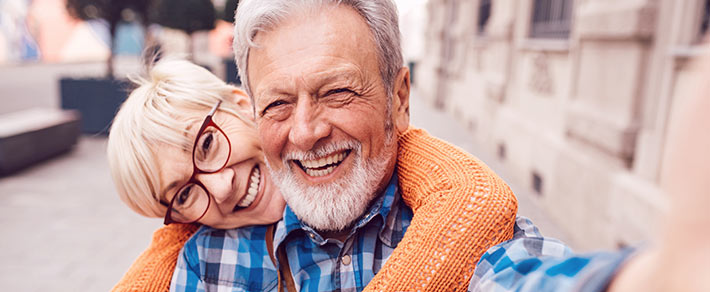 Mann und Frau genießen Liebe im Alter