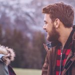 Eine Single-Frau und ein Single-Mann treffen sich zum Corona-Dating im Winter