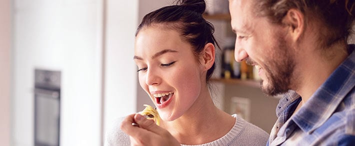 Glückliche Beziehung: Paar kocht gemeinsam