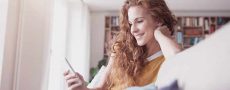 Frau hat ein Video-Date bei ElitePartner
