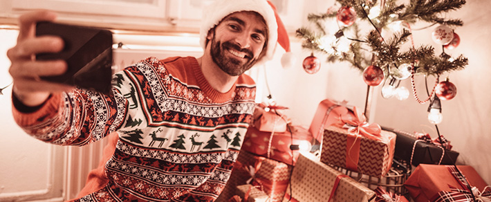 Single-Mann an Weihnachten alleine macht Selfie